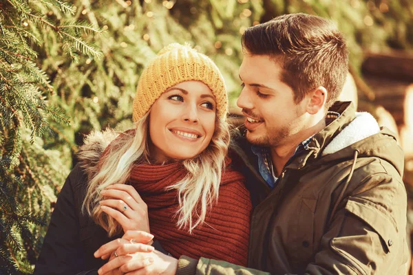 Gelukkige paar verliefd vieren Kerstmis Outdoors — Stockfoto