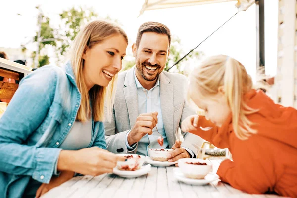 Familia disfrutando restaurante — Foto de Stock