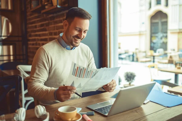 Bir restoranda iş adamı