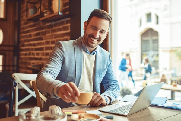 Bir restoranda iş adamı