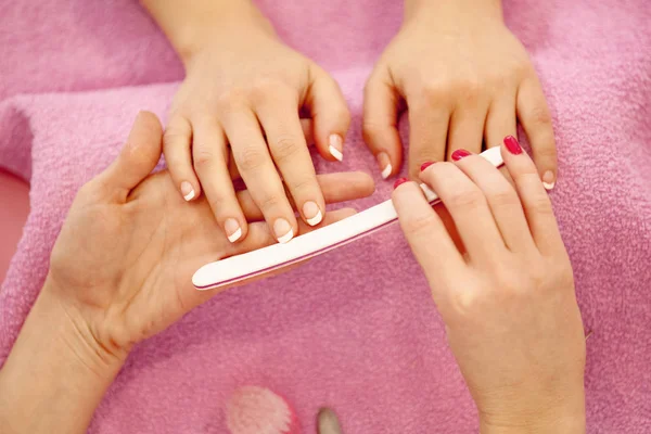 Limpiar las uñas. Tratamiento de manicura. De cerca. . —  Fotos de Stock