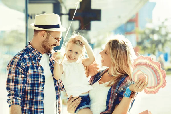 Glückliche Familie beim Einkaufen — Stockfoto