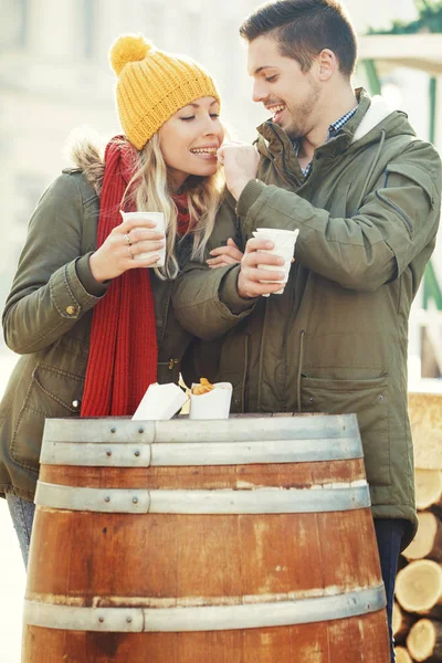 Casal feliz no amor tendo bebida quente e lanches ao ar livre — Fotografia de Stock