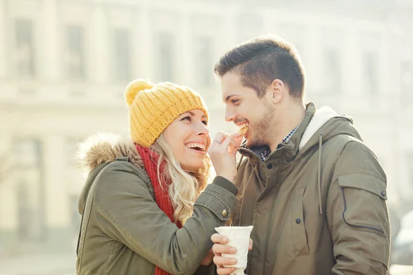 Szczęśliwa para w miłość na zewnątrz o gorące napoje i przekąski — Zdjęcie stockowe