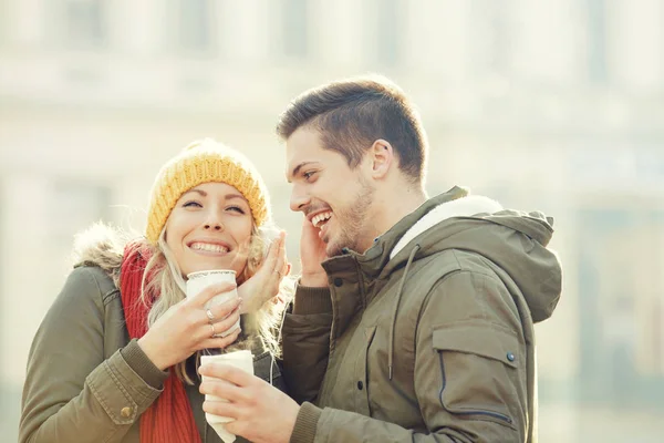 Lyckliga par i kärlek med varm dryck och Snacks utomhus — Stockfoto