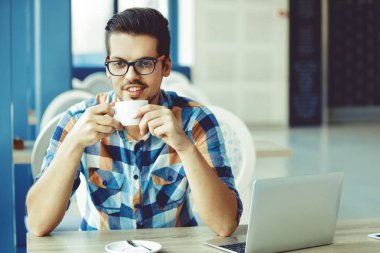 Adam zevk kahve ve çalışma