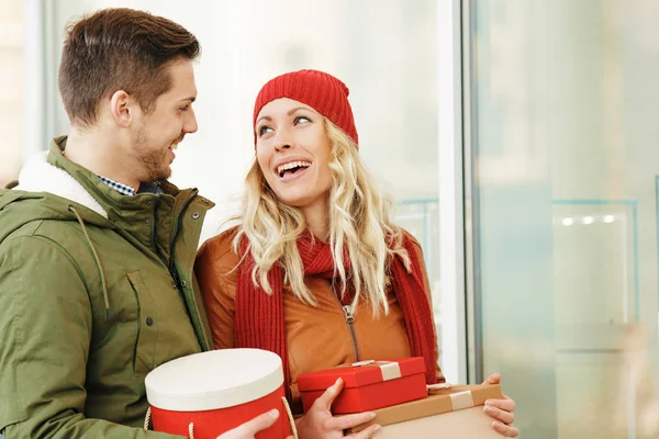 Glückliches verliebtes Paar feiert Weihnachten — Stockfoto