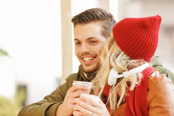 Casal feliz no amor celebrando o Natal — Fotografia de Stock