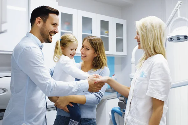 Familj i tandläkarens — Stockfoto