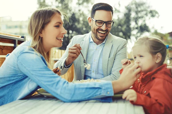 Familie genießt Pasta — Stockfoto