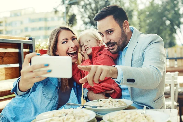 Familia disfrutando de pasta — Foto de Stock