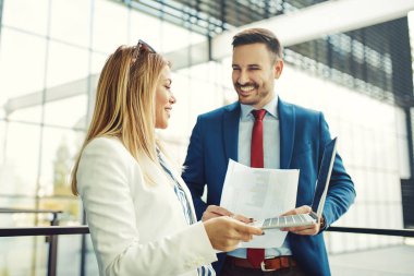 İş adamları proje hakkında tartışıyorlar