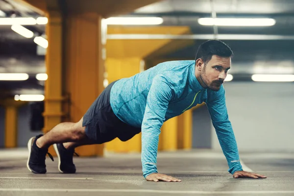 Exercisin in garage — Stock Photo, Image