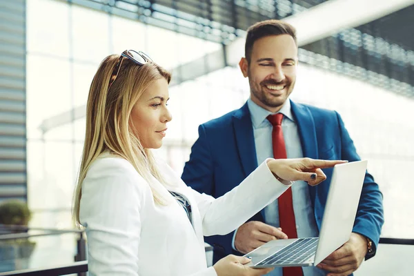 Empresarios discuten sobre proyecto — Foto de Stock