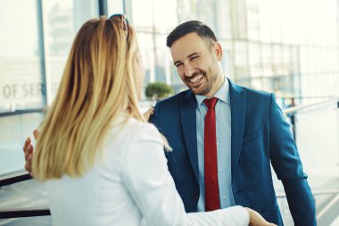 İş adamları proje hakkında tartışıyorlar