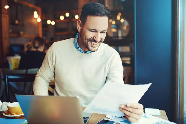 Απολαμβάνοντας τη δουλειά freelance — Φωτογραφία Αρχείου