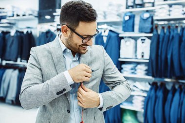 Genç adam giyim gülümseyen