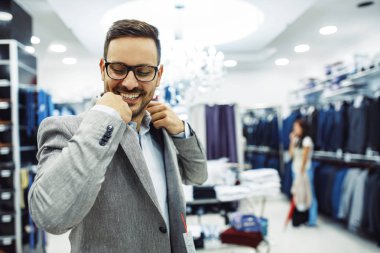 Genç adam giyim gülümseyen