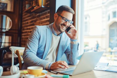 Bir restoranda iş adamı