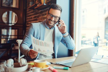 Bir restoranda iş adamı