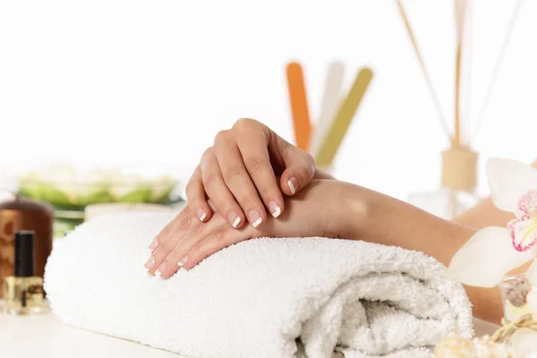 Manicura francesa. Unhas bem cuidadas . — Fotografia de Stock