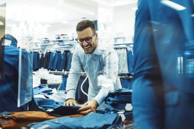 Genç adam giyim gülümseyen