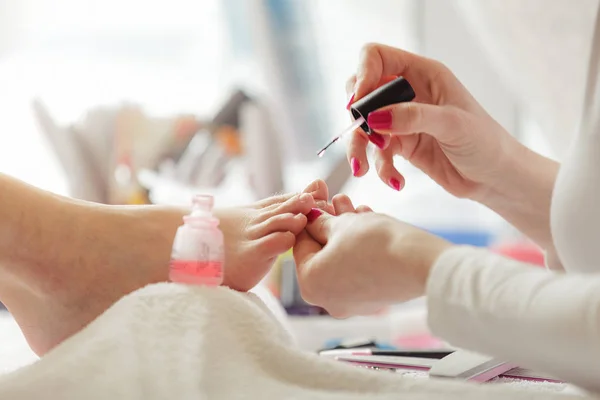 Polimento de unhas. Tratamento de Pedicure. Fechar . — Fotografia de Stock