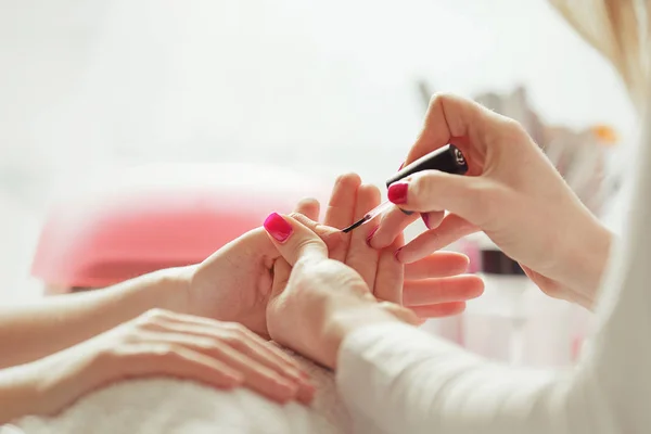 Polimento de unhas. Tratamento de Manicure. Fechar . — Fotografia de Stock