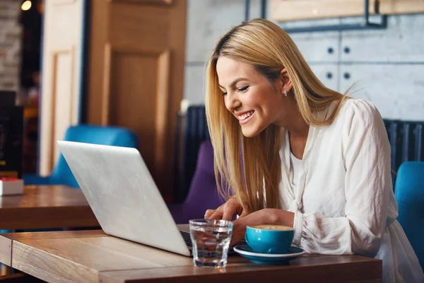 Business woman in coffee shop — Stock Photo, Image