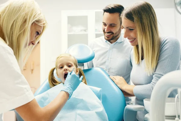 Familia en consultorio dental — Foto de Stock