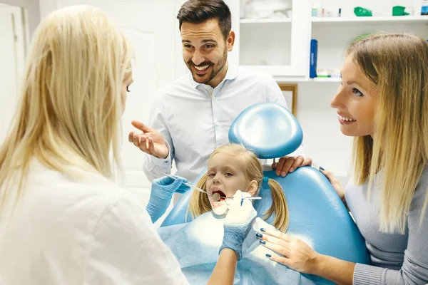 Familia en consultorio dental — Foto de Stock