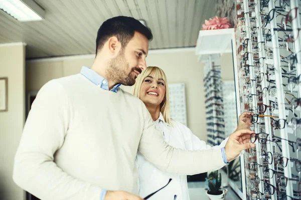 Couple in optics store — Stock Photo, Image