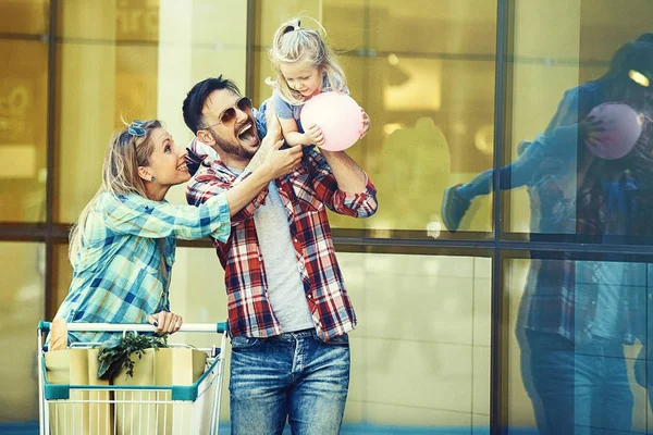 Famiglia felice in Hypermarket — Foto Stock