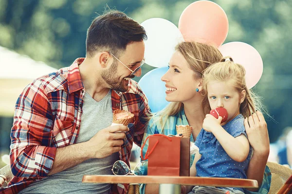 Família feliz comer sorvete — Fotografia de Stock