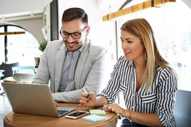 İş adamları proje hakkında tartışıyorlar