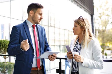 İş adamları proje hakkında tartışıyorlar