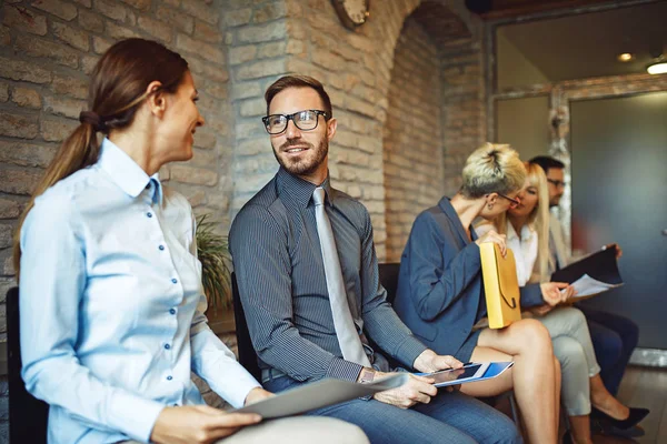 iş görüşmesi için bekliyor