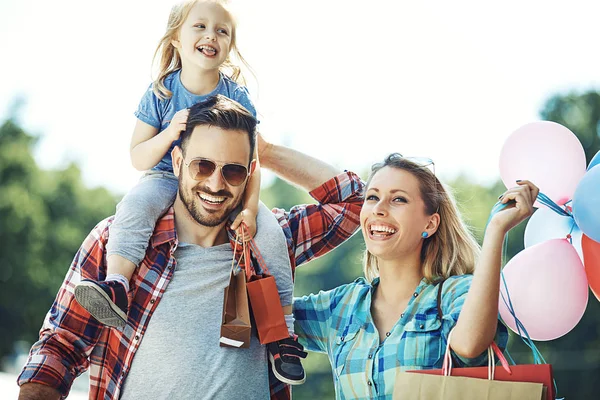 Família feliz em compras — Fotografia de Stock