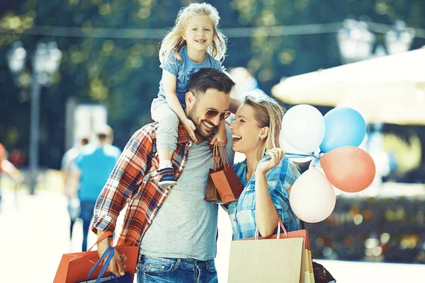 幸福的家庭，在购物 — 图库照片