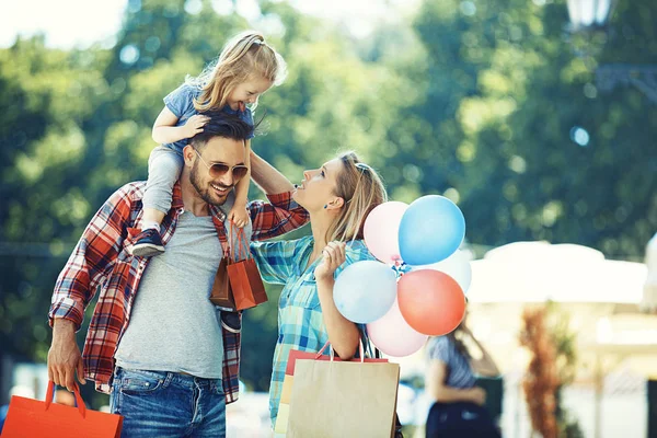 Familia feliz en las compras — Foto de Stock