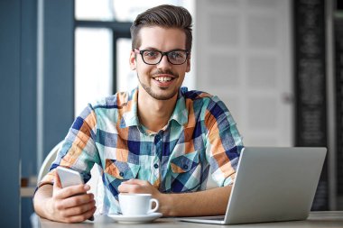 Adam zevk kahve ve çalışma