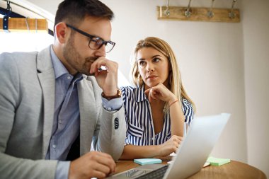 İş adamları proje hakkında tartışıyorlar