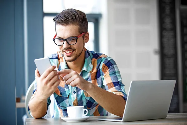 Homem desfrutando de café e trabalho — Fotografia de Stock