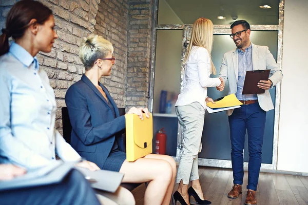 Esperando una entrevista de trabajo — Foto de Stock