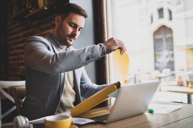 Adam serbest yapıyor