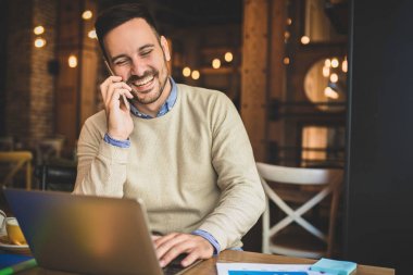 Adam serbest yapıyor