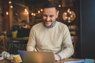 Adam serbest yapıyor