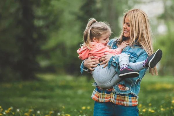 Mor och dotter i parken — Stockfoto