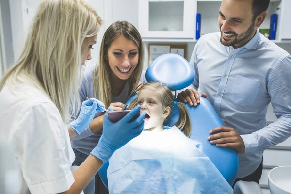 Familia en consultorio dental — Foto de Stock