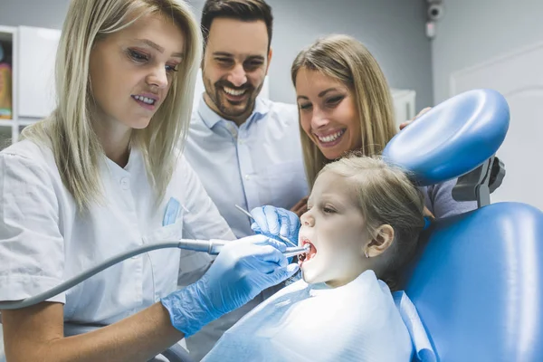 Familia en consultorio dental — Foto de Stock